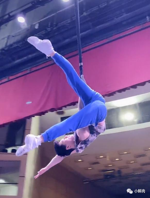 东北大鼻子杂技小哥走红,这实力也太强大了吧 东北大鼻子杂技小哥走红,这实力也太强大了吧