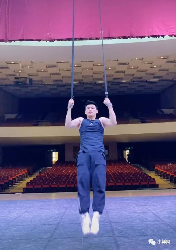 东北大鼻子杂技小哥走红,这实力也太强大了吧 东北大鼻子杂技小哥走红,这实力也太强大了吧