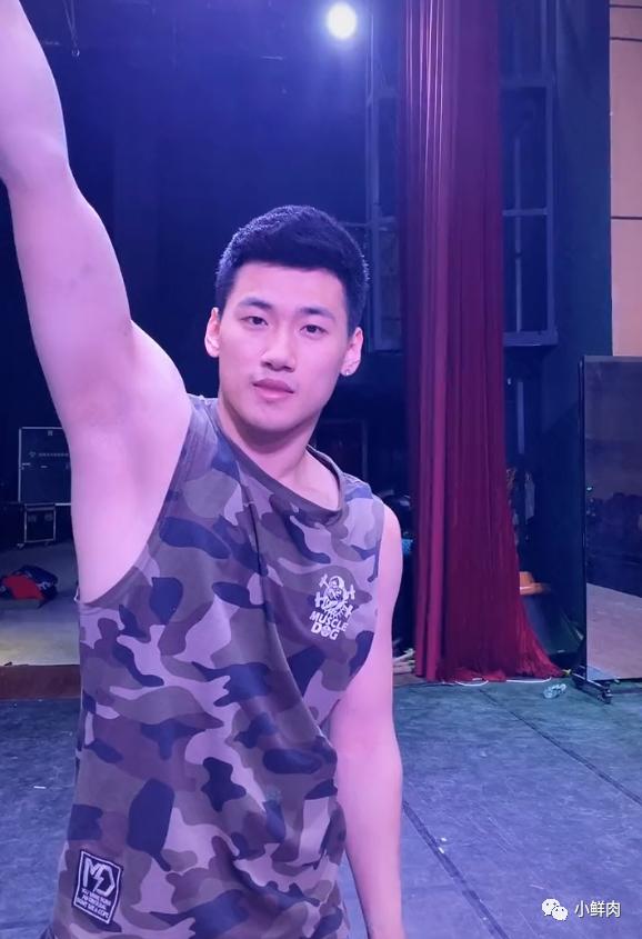 东北大鼻子杂技小哥走红,这实力也太强大了吧 东北大鼻子杂技小哥走红,这实力也太强大了吧