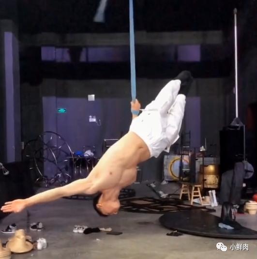 东北大鼻子杂技小哥走红,这实力也太强大了吧 东北大鼻子杂技小哥走红,这实力也太强大了吧