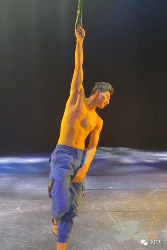 东北大鼻子杂技小哥走红,这实力也太强大了吧 东北大鼻子杂技小哥走红,这实力也太强大了吧