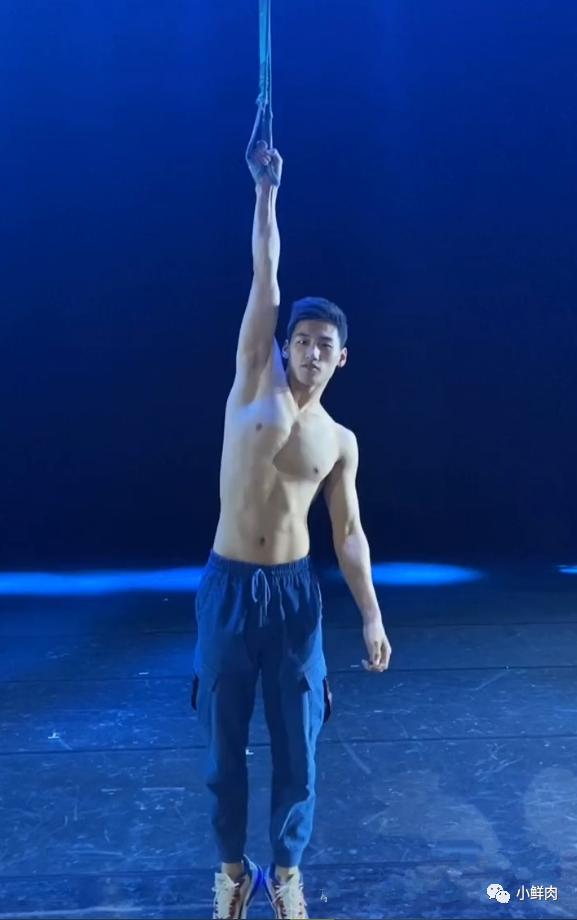 东北大鼻子杂技小哥走红,这实力也太强大了吧 东北大鼻子杂技小哥走红,这实力也太强大了吧