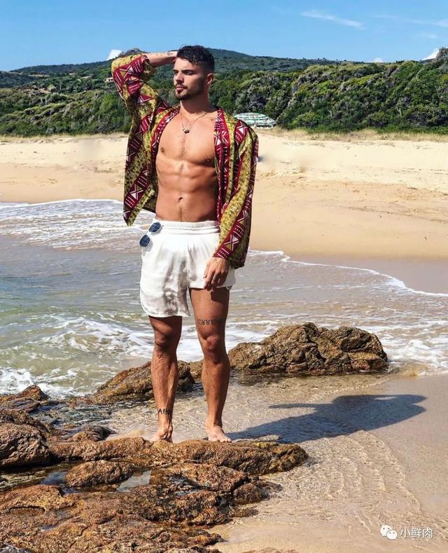 广州95后数学老师走红!这明明是男团出道的颜值啊 广州95后数学老师走红!这明明是男团出道的颜值啊