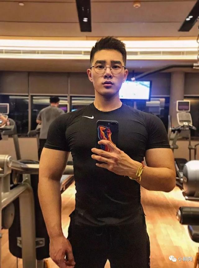 广州95后数学老师走红!这明明是男团出道的颜值啊 广州95后数学老师走红!这明明是男团出道的颜值啊