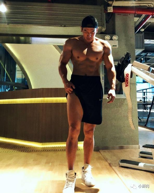 广州95后数学老师走红!这明明是男团出道的颜值啊 广州95后数学老师走红!这明明是男团出道的颜值啊