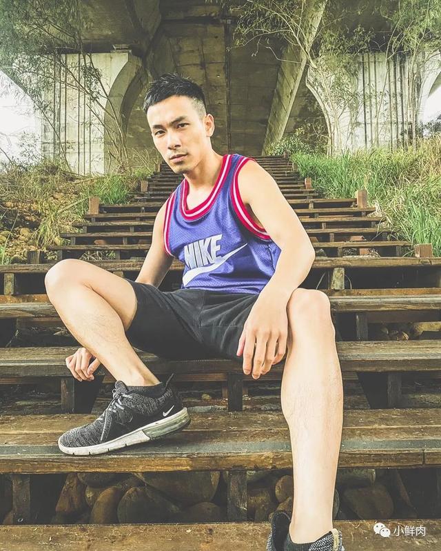 广州95后数学老师走红!这明明是男团出道的颜值啊 广州95后数学老师走红!这明明是男团出道的颜值啊