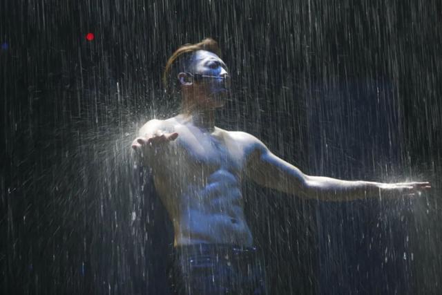 Rain三个月时间瘦了20斤,晒腹肌秒杀小狼狗! Rain三个月时间瘦了20斤,晒腹肌秒杀小狼狗!