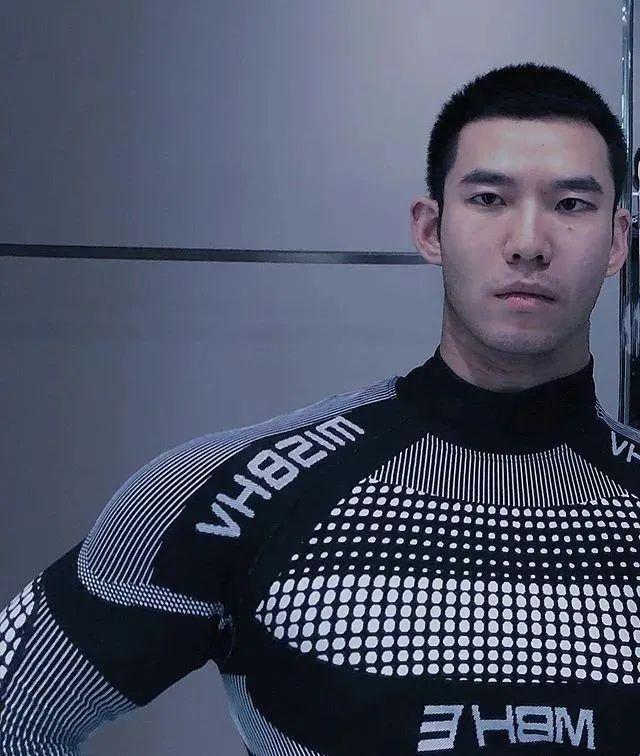 寸头大鼻子网红硬照一览,这腱子肉不输张云龙韩东君! 寸头大鼻子网红硬照一览,这腱子肉不输张云龙韩东君!