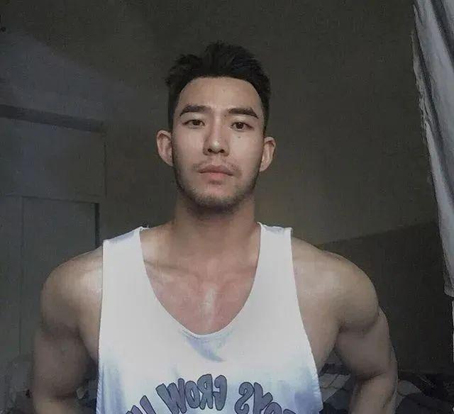 寸头大鼻子网红硬照一览,这腱子肉不输张云龙韩东君! 寸头大鼻子网红硬照一览,这腱子肉不输张云龙韩东君!