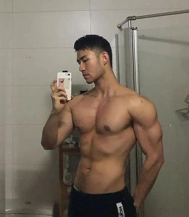 寸头大鼻子网红硬照一览,这腱子肉不输张云龙韩东君! 寸头大鼻子网红硬照一览,这腱子肉不输张云龙韩东君!