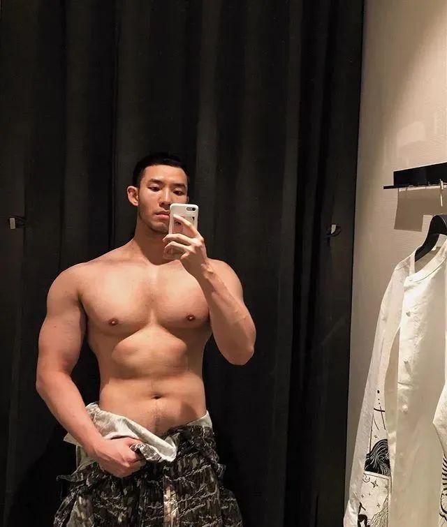 寸头大鼻子网红硬照一览,这腱子肉不输张云龙韩东君! 寸头大鼻子网红硬照一览,这腱子肉不输张云龙韩东君!