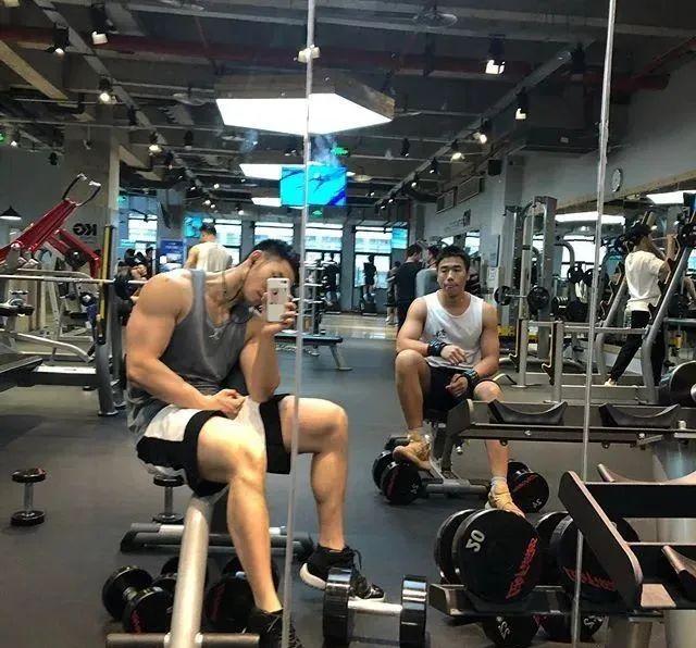 寸头大鼻子网红硬照一览,这腱子肉不输张云龙韩东君! 寸头大鼻子网红硬照一览,这腱子肉不输张云龙韩东君!