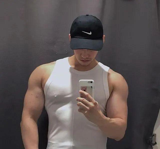 寸头大鼻子网红硬照一览,这腱子肉不输张云龙韩东君! 寸头大鼻子网红硬照一览,这腱子肉不输张云龙韩东君!