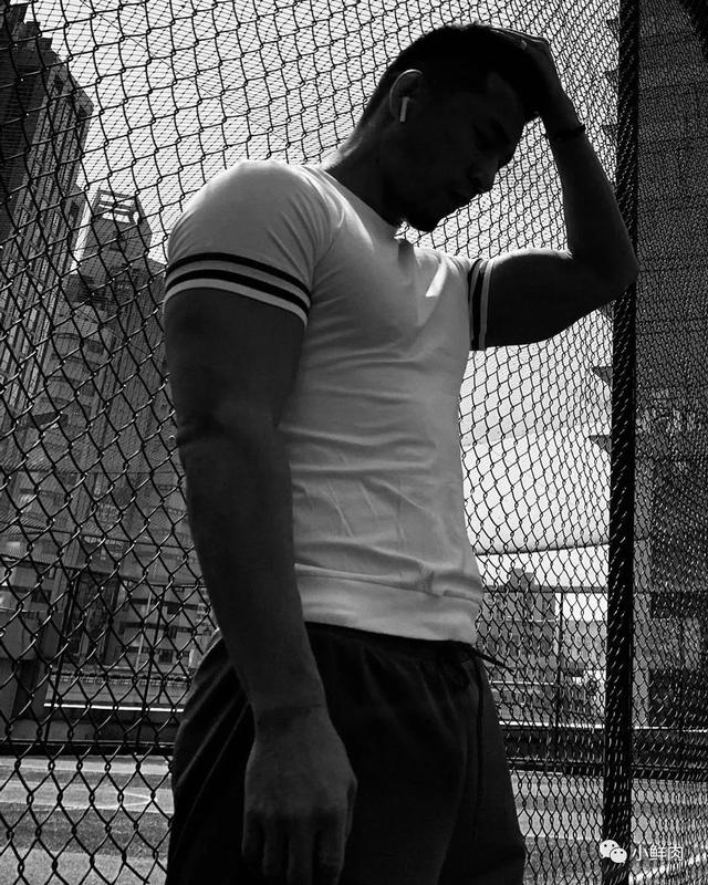 网友夸他为内蒙肌肉网红1哥,E杯胸肌实力太强大! 网友夸他为内蒙肌肉网红1哥,E杯胸肌实力太强大!