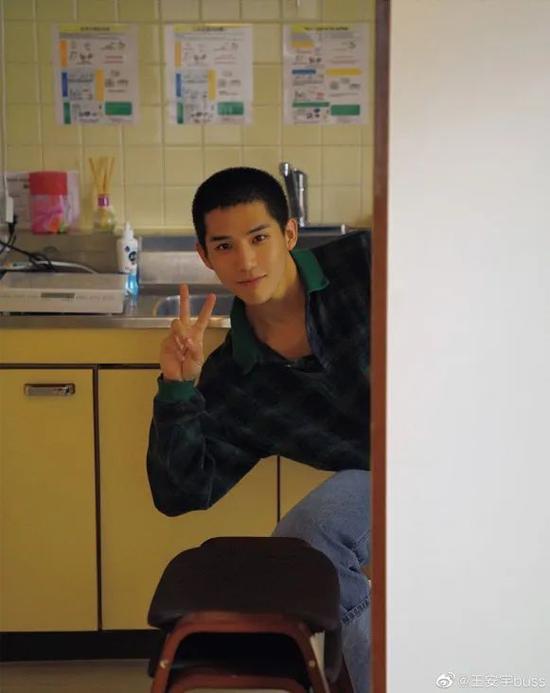 任嘉伦李现的夏日寸头发型 一眼望去倍感清凉 任嘉伦李现的夏日寸头发型 一眼望去倍感清凉