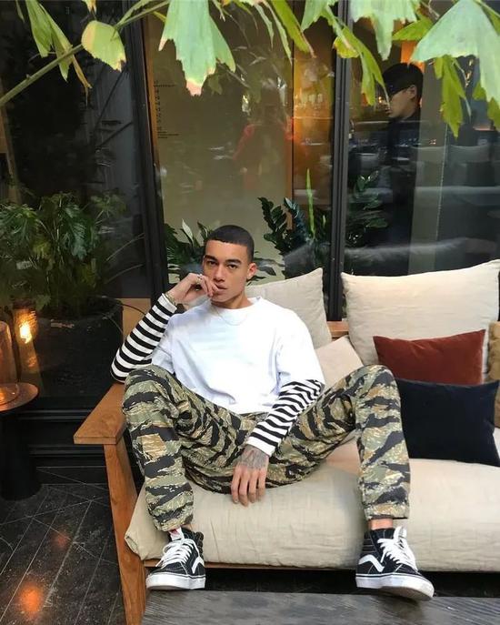 任嘉伦李现的夏日寸头发型 一眼望去倍感清凉 任嘉伦李现的夏日寸头发型 一眼望去倍感清凉