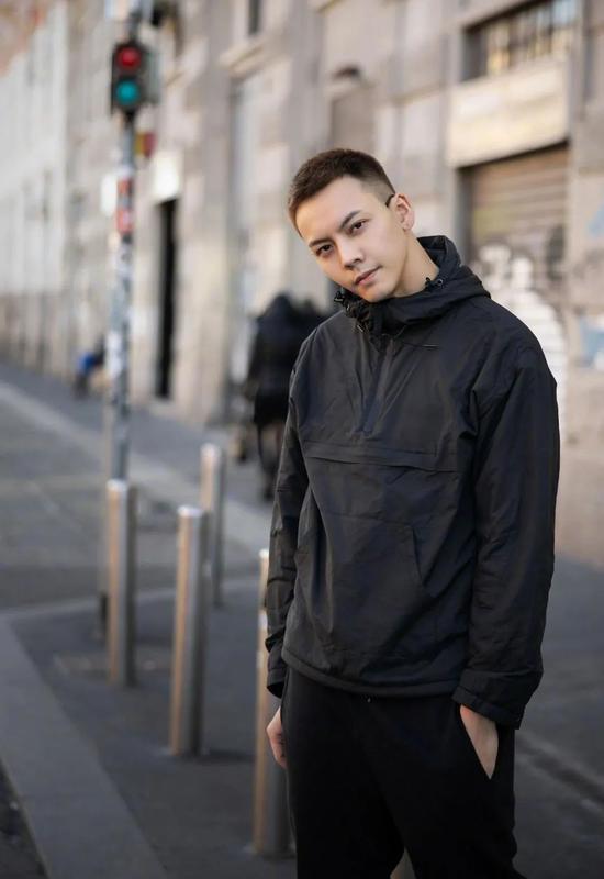 任嘉伦李现的夏日寸头发型 一眼望去倍感清凉 任嘉伦李现的夏日寸头发型 一眼望去倍感清凉