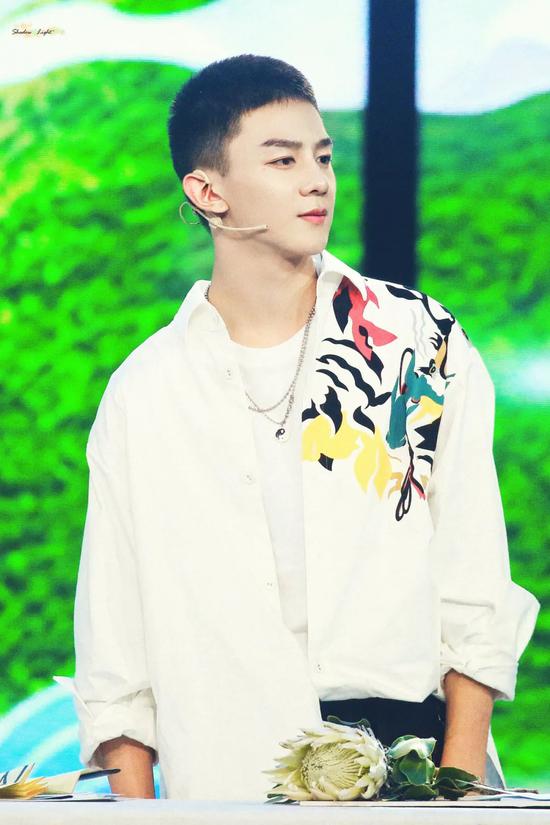 任嘉伦李现的夏日寸头发型 一眼望去倍感清凉 任嘉伦李现的夏日寸头发型 一眼望去倍感清凉