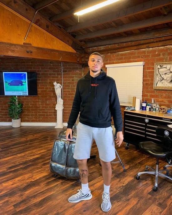 任嘉伦李现的夏日寸头发型 一眼望去倍感清凉 任嘉伦李现的夏日寸头发型 一眼望去倍感清凉