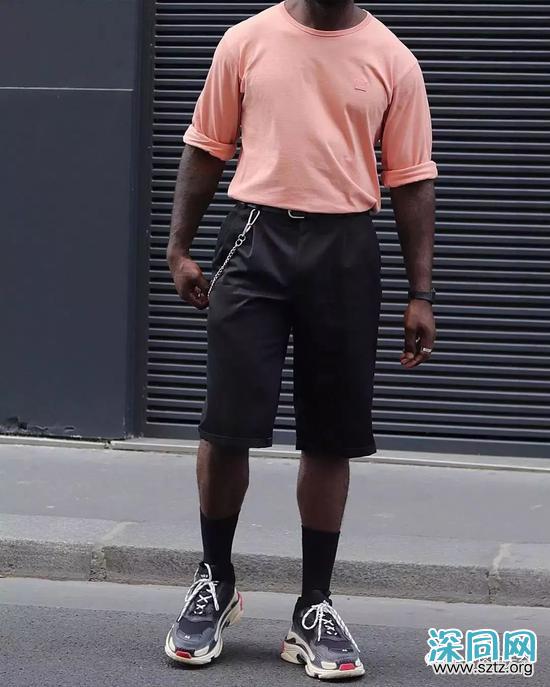 皮肤黑的人要怎么选衣服呢? 皮肤黑的人要怎么选衣服呢?