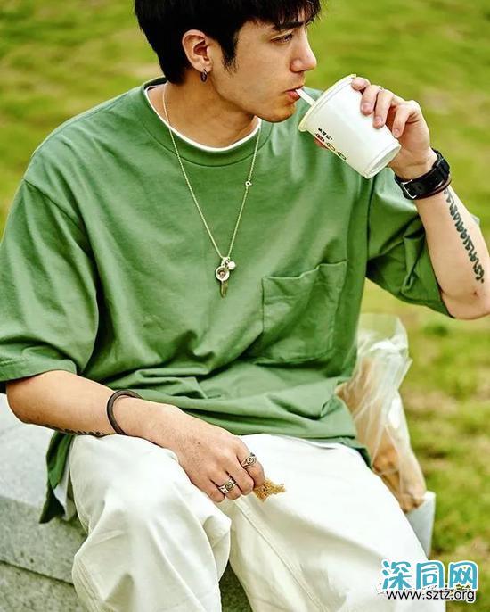 皮肤黑的人要怎么选衣服呢? 皮肤黑的人要怎么选衣服呢?