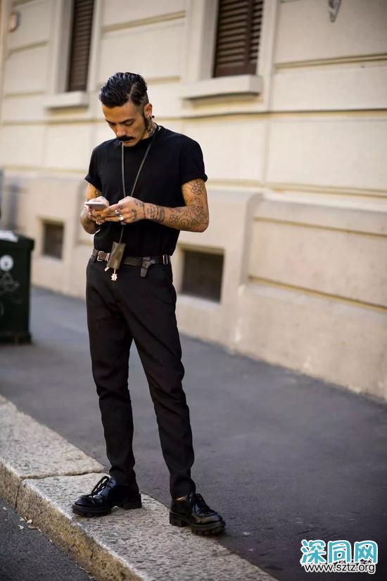 皮肤黑的人要怎么选衣服呢? 皮肤黑的人要怎么选衣服呢?