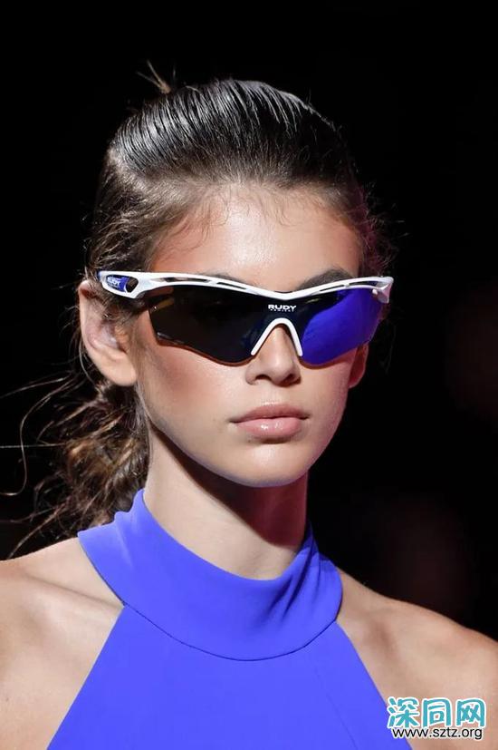 大叔都嫌“丑”的眼镜 为什么王一博抢着戴? 大叔都嫌“丑”的眼镜 为什么王一博抢着戴?