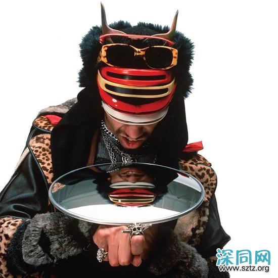 大叔都嫌“丑”的眼镜 为什么王一博抢着戴? 大叔都嫌“丑”的眼镜 为什么王一博抢着戴?