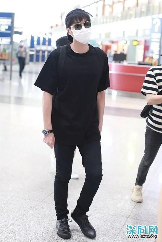 黑T与白T 谁才是男人T恤中的百搭王者? 黑T与白T 谁才是男人T恤中的百搭王者?