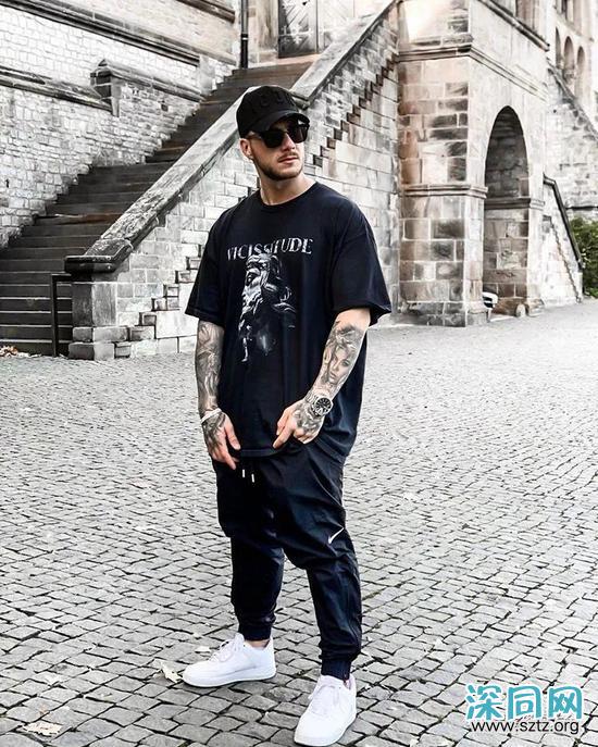 黑T与白T 谁才是男人T恤中的百搭王者? 黑T与白T 谁才是男人T恤中的百搭王者?