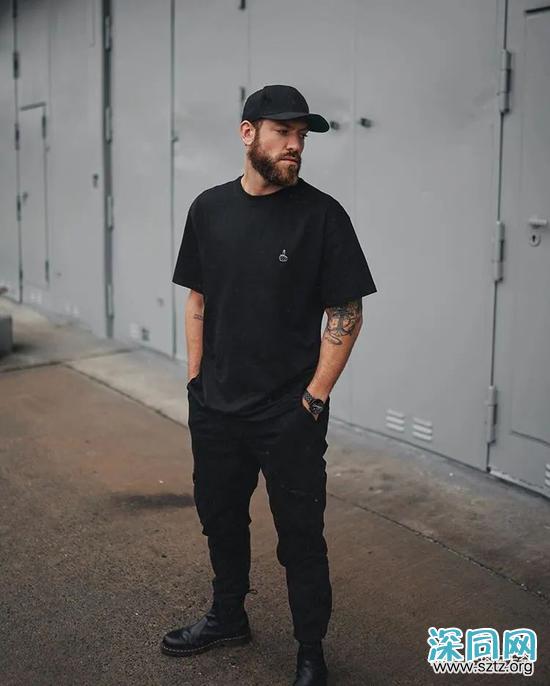 黑T与白T 谁才是男人T恤中的百搭王者? 黑T与白T 谁才是男人T恤中的百搭王者?