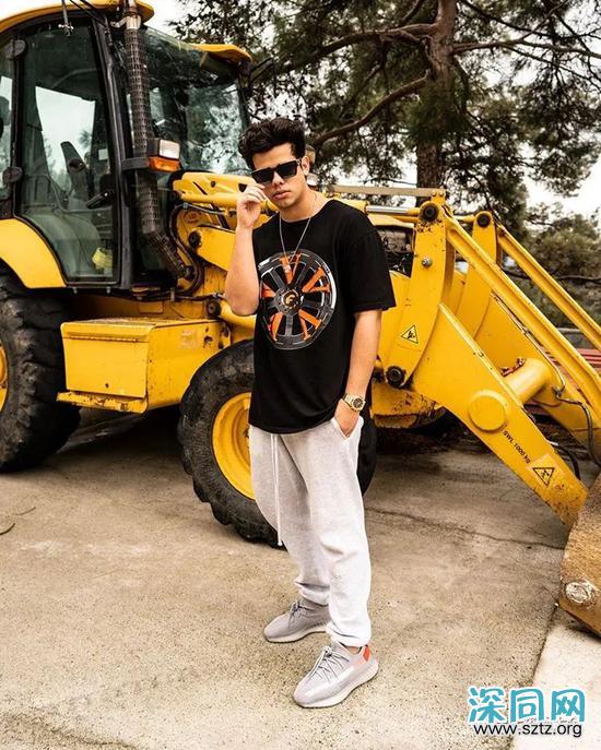 黑T与白T 谁才是男人T恤中的百搭王者? 黑T与白T 谁才是男人T恤中的百搭王者?