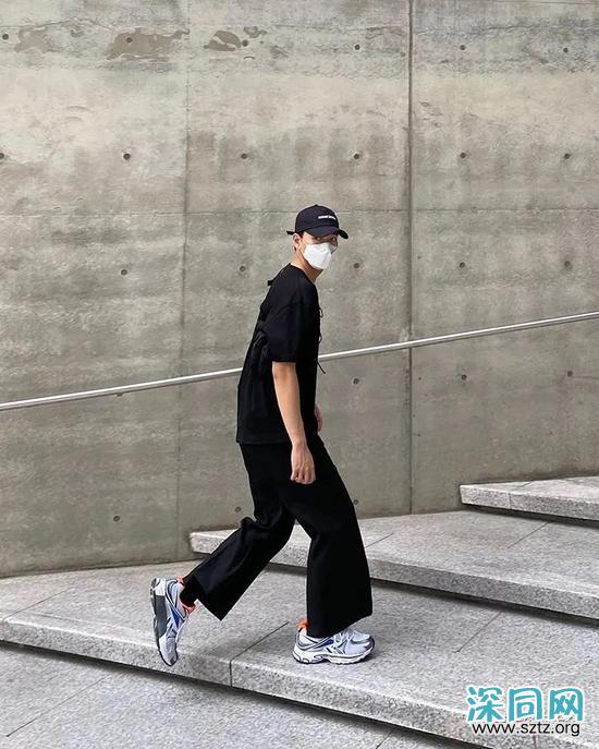 黑T与白T 谁才是男人T恤中的百搭王者? 黑T与白T 谁才是男人T恤中的百搭王者?