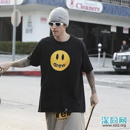 黑T与白T 谁才是男人T恤中的百搭王者? 黑T与白T 谁才是男人T恤中的百搭王者?