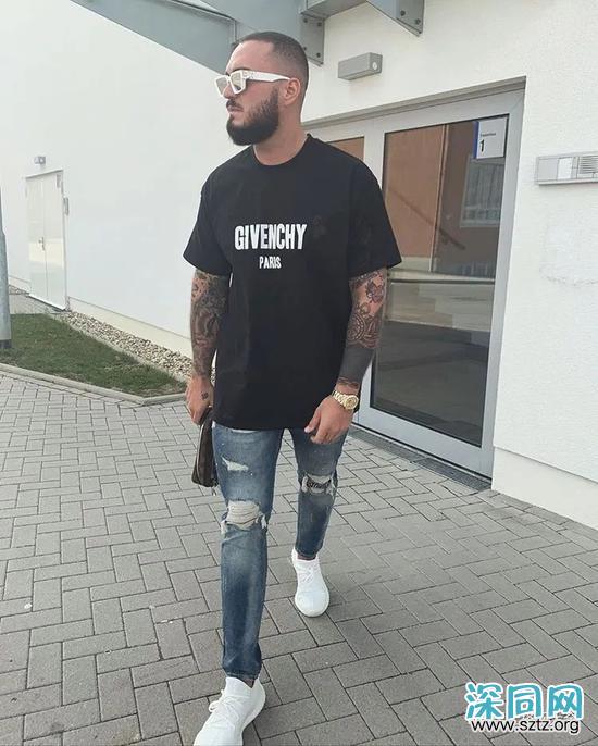 黑T与白T 谁才是男人T恤中的百搭王者? 黑T与白T 谁才是男人T恤中的百搭王者?