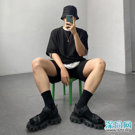 黑T与白T 谁才是男人T恤中的百搭王者? 黑T与白T 谁才是男人T恤中的百搭王者?