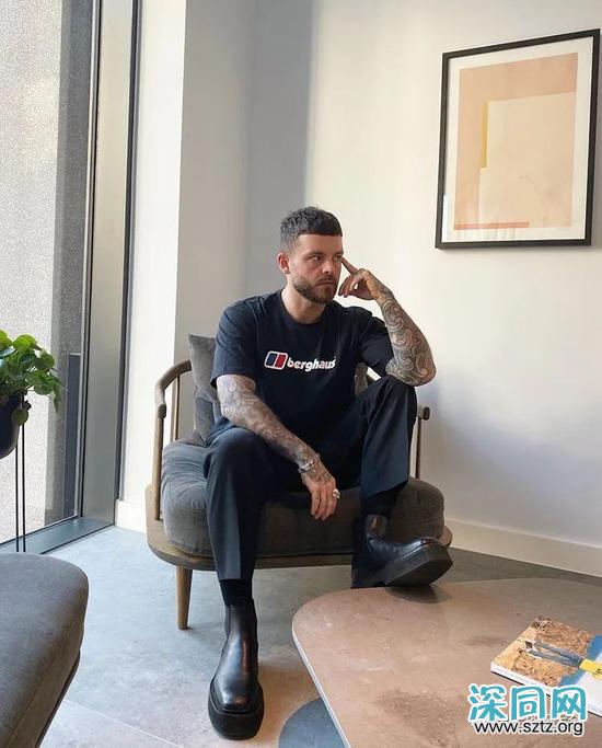 黑T与白T 谁才是男人T恤中的百搭王者? 黑T与白T 谁才是男人T恤中的百搭王者?