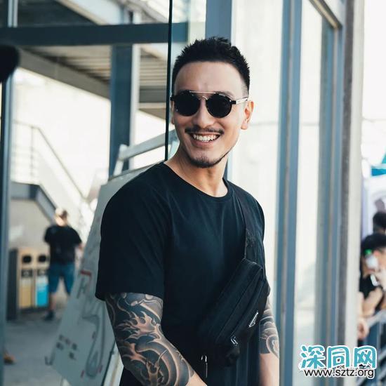 黑T与白T 谁才是男人T恤中的百搭王者? 黑T与白T 谁才是男人T恤中的百搭王者?