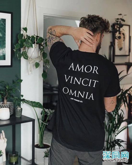 黑T与白T 谁才是男人T恤中的百搭王者? 黑T与白T 谁才是男人T恤中的百搭王者?