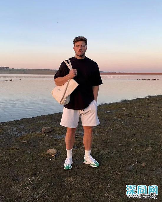 黑T与白T 谁才是男人T恤中的百搭王者? 黑T与白T 谁才是男人T恤中的百搭王者?