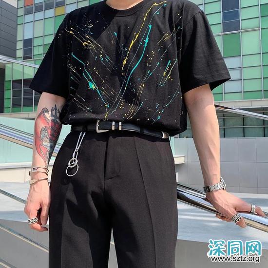 黑T与白T 谁才是男人T恤中的百搭王者? 黑T与白T 谁才是男人T恤中的百搭王者?