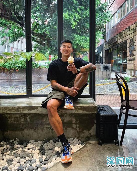 黑T与白T 谁才是男人T恤中的百搭王者? 黑T与白T 谁才是男人T恤中的百搭王者?