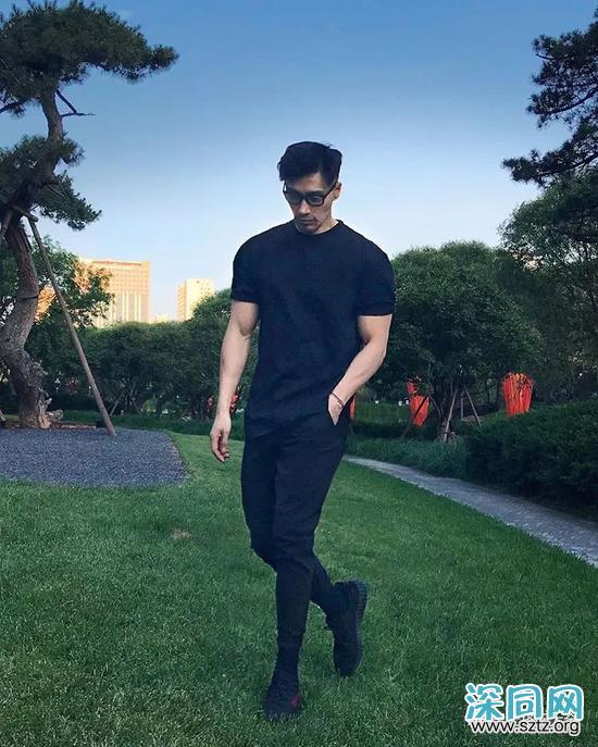 黑T与白T 谁才是男人T恤中的百搭王者? 黑T与白T 谁才是男人T恤中的百搭王者?