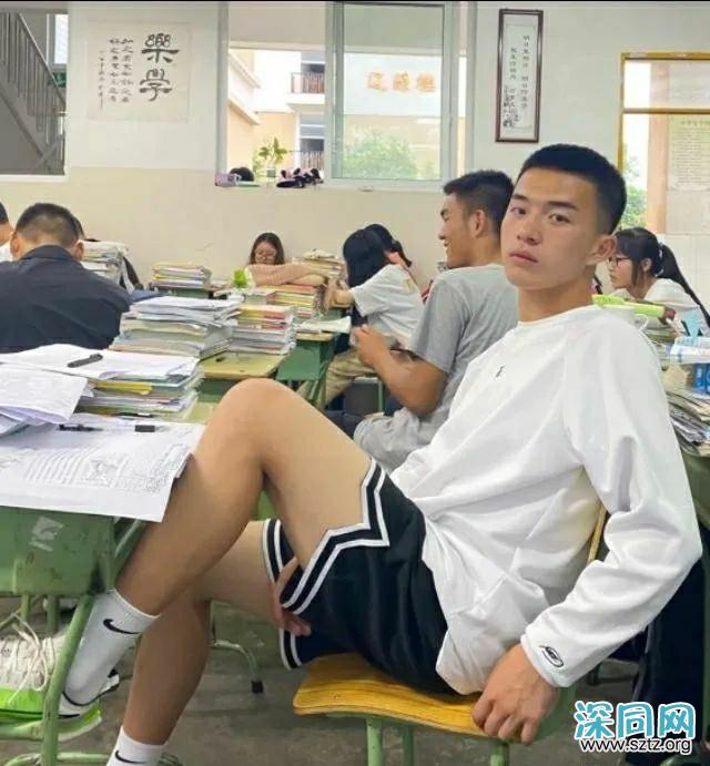 成都的男生有多帅?网友抓拍大长腿班草 成都的男生有多帅?网友抓拍大长腿班草