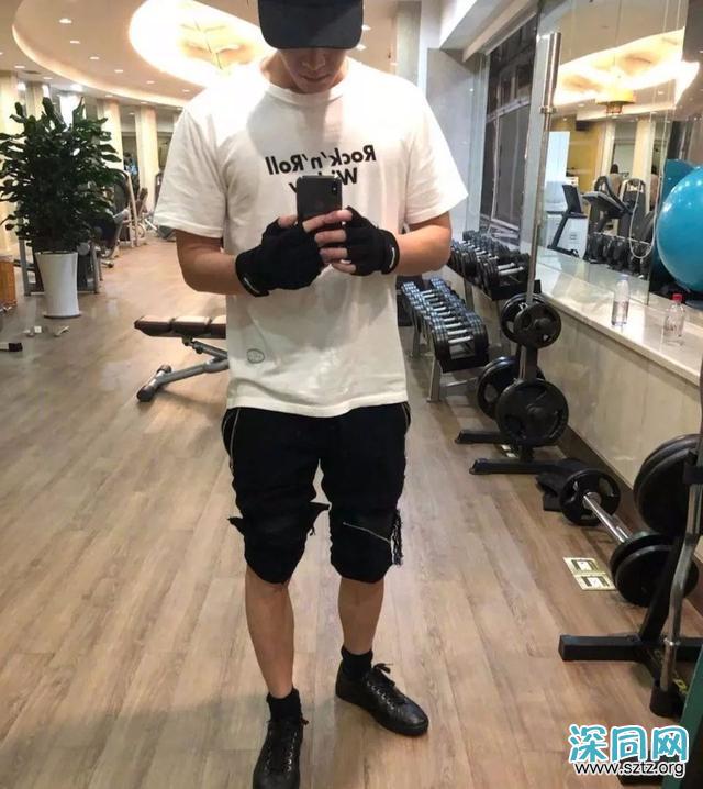 陈学冬最新肌肉大片力量感十足,戏称“出水钢炮” 陈学冬最新肌肉大片力量感十足,戏称“出水钢炮”