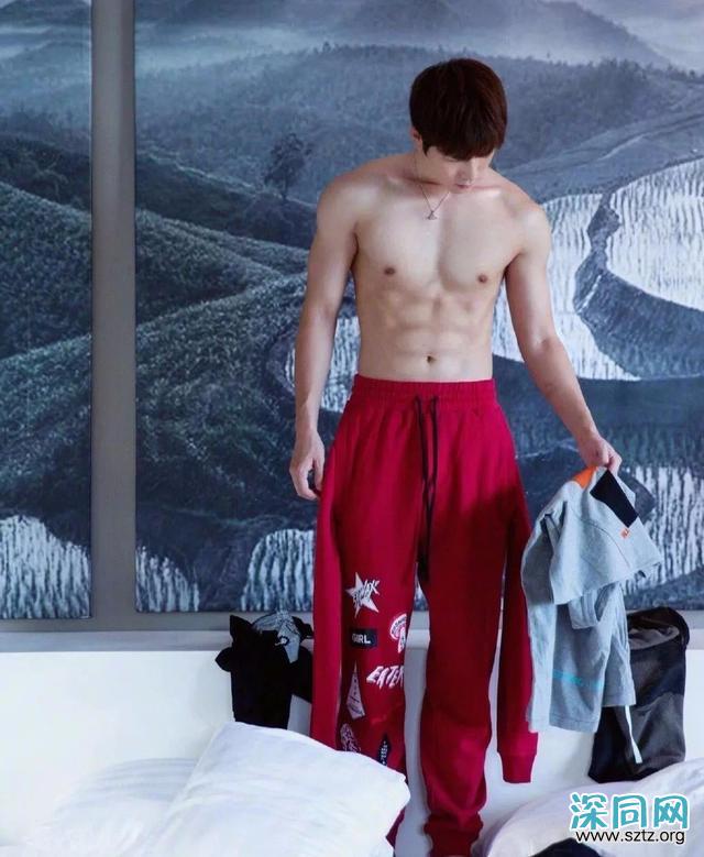 陈学冬最新肌肉大片力量感十足,戏称“出水钢炮” 陈学冬最新肌肉大片力量感十足,戏称“出水钢炮”