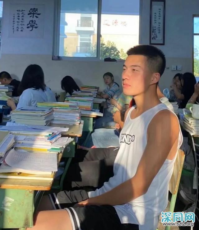 成都的男生有多帅?网友抓拍大长腿班草 成都的男生有多帅?网友抓拍大长腿班草