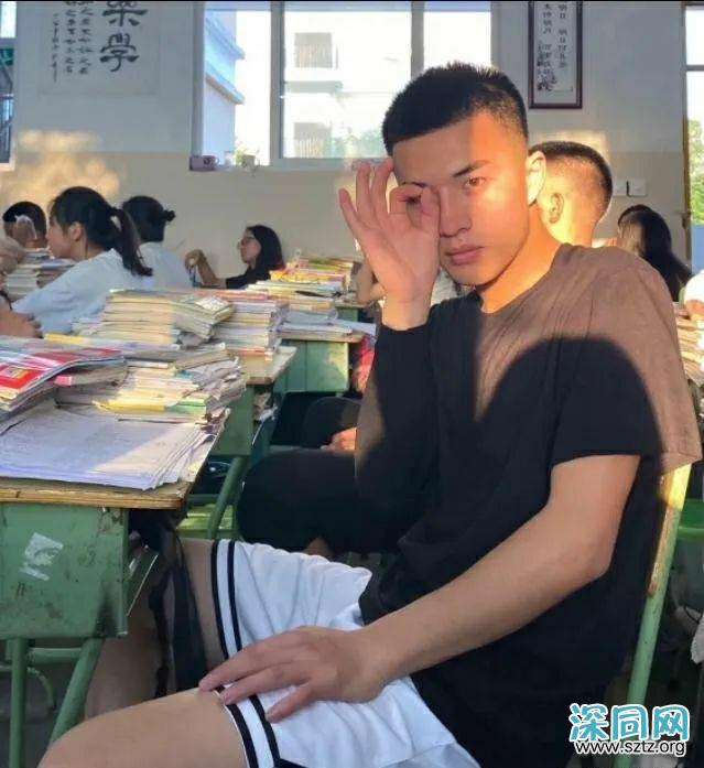 成都的男生有多帅?网友抓拍大长腿班草 成都的男生有多帅?网友抓拍大长腿班草