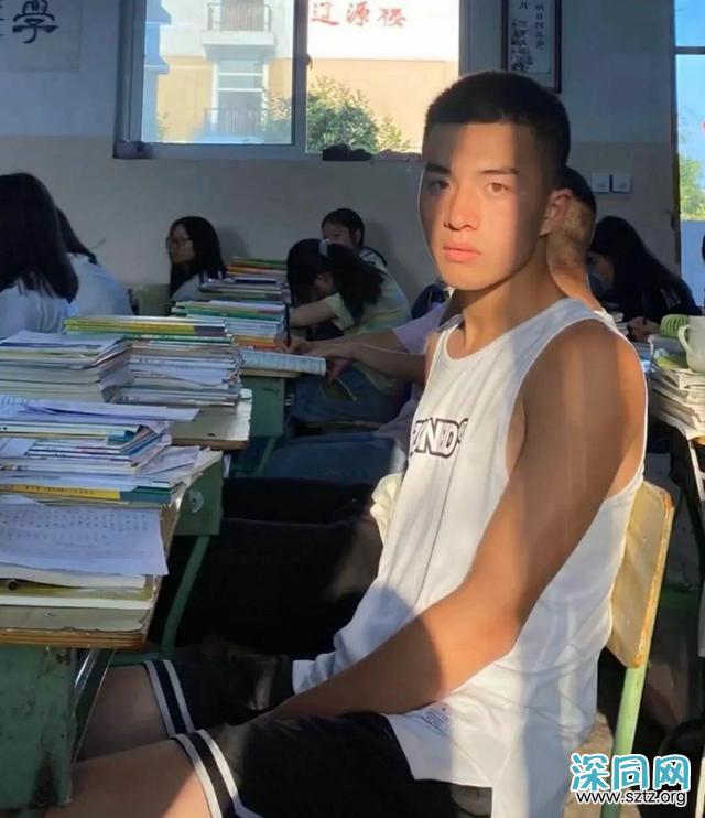 成都的男生有多帅?网友抓拍大长腿班草 成都的男生有多帅?网友抓拍大长腿班草