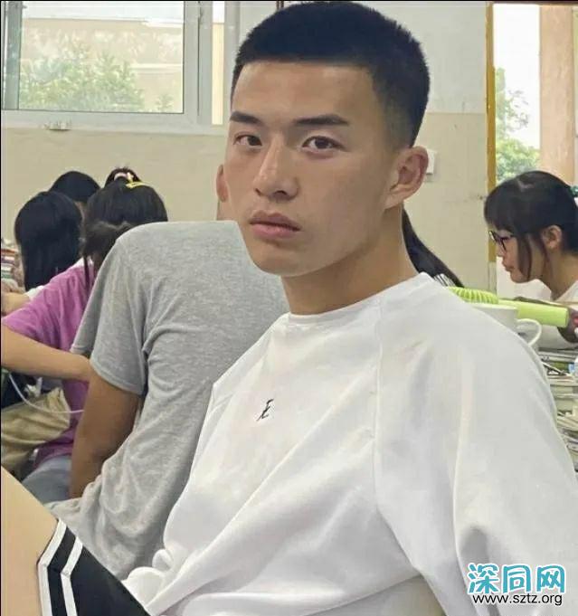 成都的男生有多帅?网友抓拍大长腿班草 成都的男生有多帅?网友抓拍大长腿班草